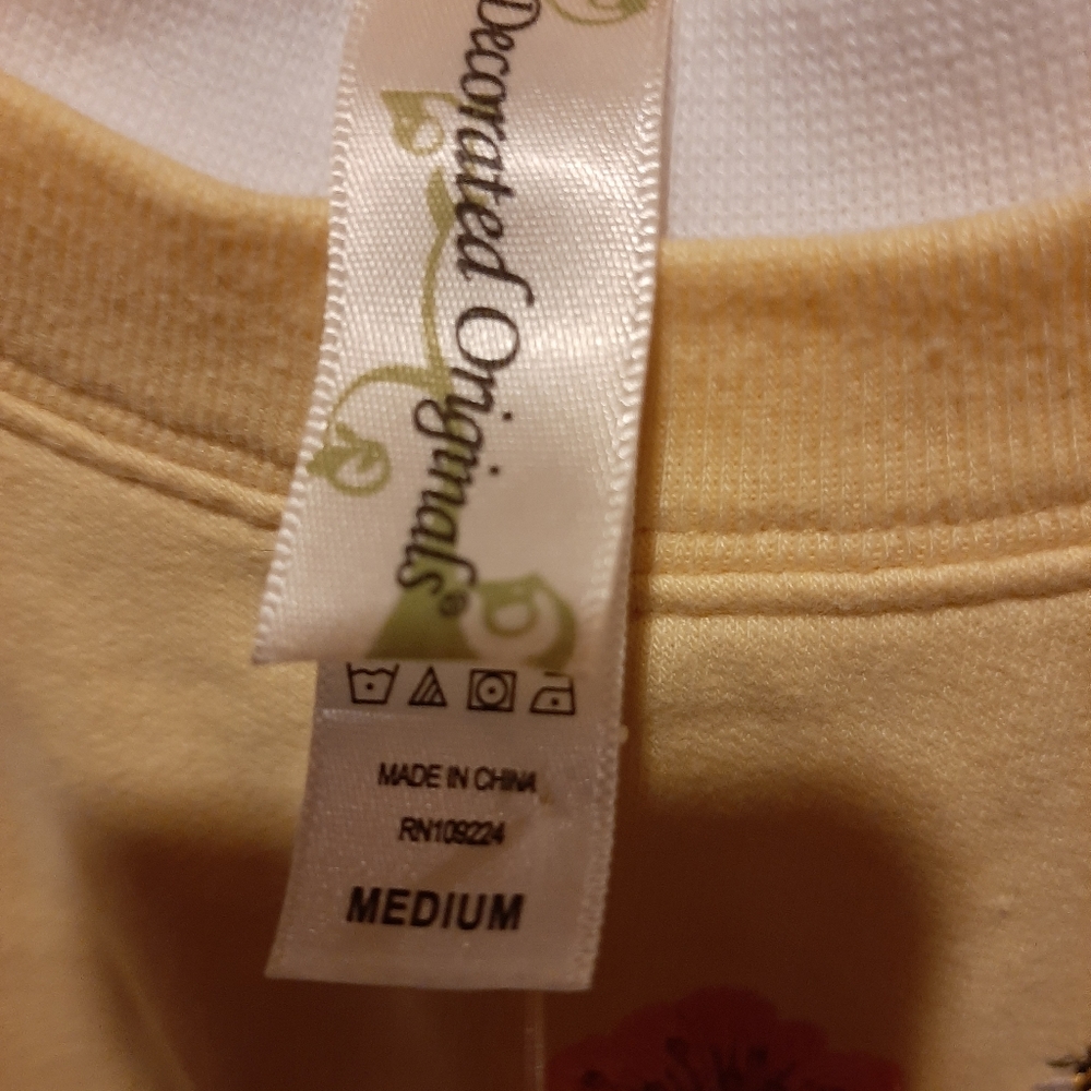 Yellow sweat shirt with orange flowers 💐  very nice never worn M  vintage